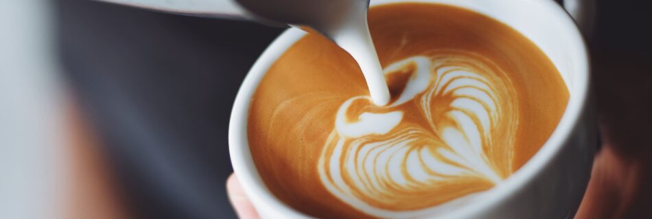 person-die-eine-tasse-kaffee-serviert (2) person-die-eine-tasse-kaffee-serviert (2)