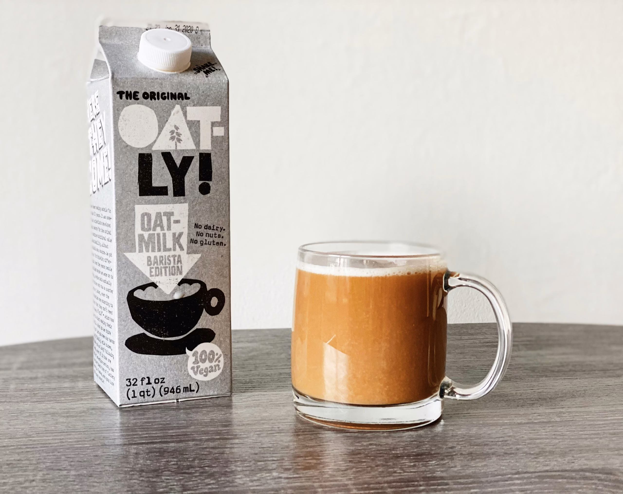 milchalternativen-madalyn-cox-RVnDPsyiLEg-unsplash milchalternativen - Eine Tasse Kaffe und eine Packung Hafermilch